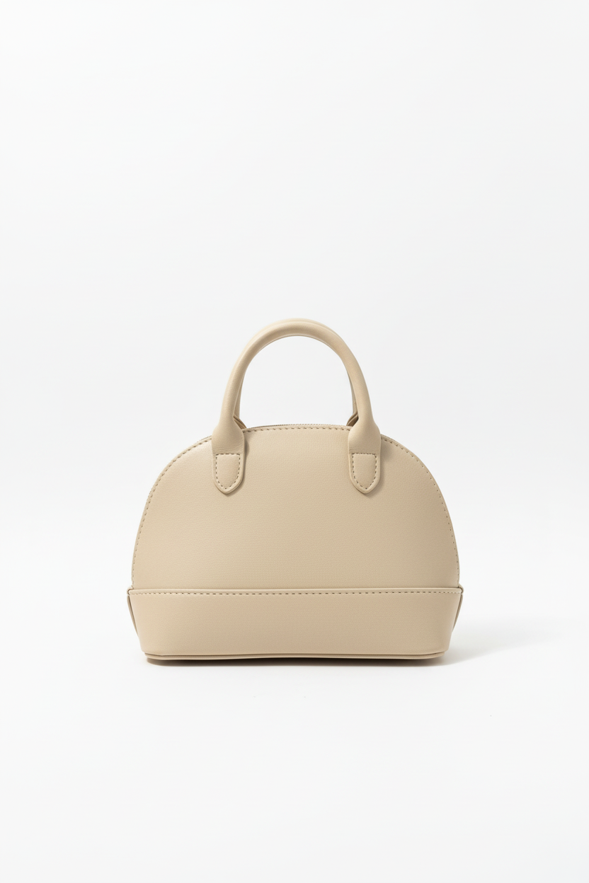 Bej küçük çanta   beyaz arka plan